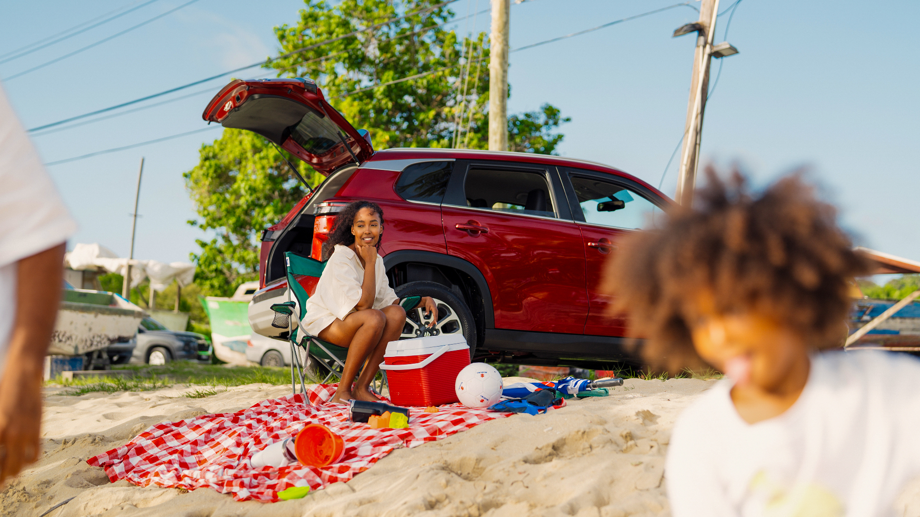 Family picnicking on the beach with the Suzuki Grand Vitara
